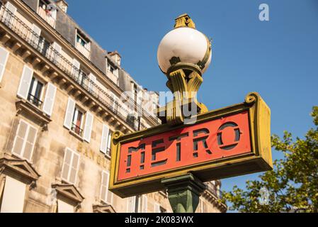 Paris, France. Août 2022. Panneau de métro parisien traditionnel avec bâtiments en arrière-plan. Photo de haute qualité Banque D'Images