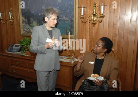 Café du secrétaire avec le personnel - café avec le personnel de la HUD, organisé par le secrétaire Steve Preston, au siège social de la HUD. Le café du secrétaire avec le sujet du personnel, le café avec le personnel de la HUD, organisé par le secrétaire Steve Preston, au siège social de la HUD. Banque D'Images