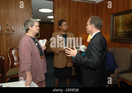 Café du secrétaire avec le personnel - café avec le personnel de la HUD, organisé par le secrétaire Steve Preston, au siège social de la HUD. Le café du secrétaire avec le sujet du personnel, le café avec le personnel de la HUD, organisé par le secrétaire Steve Preston, au siège social de la HUD. Banque D'Images