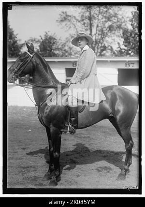 Spectacles équestres, entre 1912 et 1917. Femme assise à cheval. Banque D'Images
