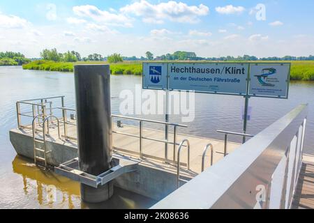 Basse-Saxe Allemagne 04. Juillet 2010 magnifique paysage naturel vue panoramique avec arbres de forêt jetée bateaux et vagues de l'Oste rivière à Hemmo Banque D'Images