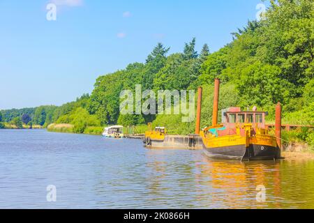 Basse-Saxe Allemagne 04. Juillet 2010 magnifique paysage naturel vue panoramique avec arbres de forêt jetée bateaux et vagues de l'Oste rivière à Hemmo Banque D'Images