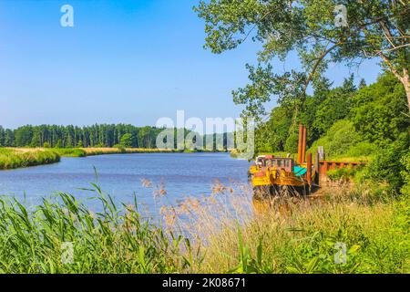 Magnifique paysage naturel vue panoramique avec arbres de forêt jetée jetée bateaux et vagues de l'Oste rivière dans hemmoor Hechthausen Cuxhaven Basse-Saxe Banque D'Images