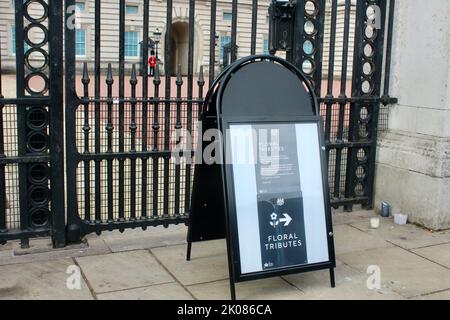 scènes du centre de londres buckingham palace les horseguards défilent alors que les foules se rassemblent après la mort de la reine elizabeth 2 septembre 10th 2022 Banque D'Images