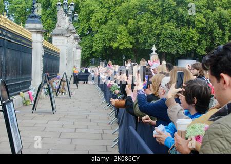scènes du centre de londres buckingham palace les horseguards défilent alors que les foules se rassemblent après la mort de la reine elizabeth 2 septembre 10th 2022 Banque D'Images