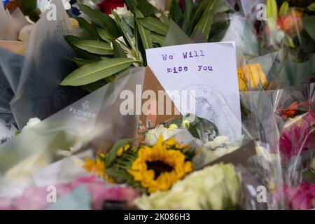 Vous nous manquerez une lettre écrite. Les gens placent des lettres de condoléances personnelles, la reine Elizabeth image et des fleurs au palais de Buckingham, après le décès de la Grande-Bretagne la reine Elizabeth, à Londres, Grande-Bretagne, 10 septembre 2022. Photo de Raphael Lafargue/ABACAPRESS.COM Banque D'Images