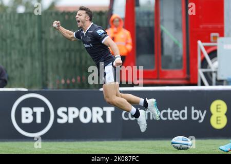 Newcastle, Royaume-Uni. 10th septembre 2022. Adam Radwan, de Newcastle Falcons, célèbre son superbe essai lors du match Gallagher Premiership entre Newcastle Falcons et Harlequins à Kingston Park, Newcastle, le samedi 10th septembre 2022. (Credit: Chris Lishman | MI News) Credit: MI News & Sport /Alay Live News Banque D'Images