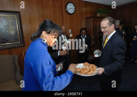 Café du secrétaire avec le personnel - café avec le personnel de la HUD, organisé par le secrétaire Steve Preston, au siège social de la HUD. Le café du secrétaire avec le sujet du personnel, le café avec le personnel de la HUD, organisé par le secrétaire Steve Preston, au siège social de la HUD. Banque D'Images