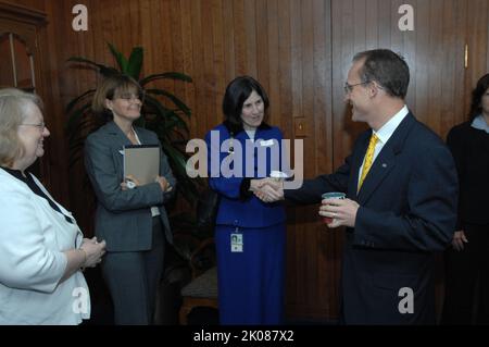 Café du secrétaire avec le personnel - café avec le personnel de la HUD, organisé par le secrétaire Steve Preston, au siège social de la HUD. Le café du secrétaire avec le sujet du personnel, le café avec le personnel de la HUD, organisé par le secrétaire Steve Preston, au siège social de la HUD. Banque D'Images