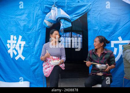 Ya'an, province chinoise du Sichuan. 10th septembre 2022. Les villageois ont un repas à l'extérieur d'une tente dans le village de Xingfu du comté de Shimian, ville de ya'an, dans la province du Sichuan, au sud-ouest de la Chine, le 10 septembre 2022. Credit: CAI Yang/Xinhua/Alay Live News Banque D'Images