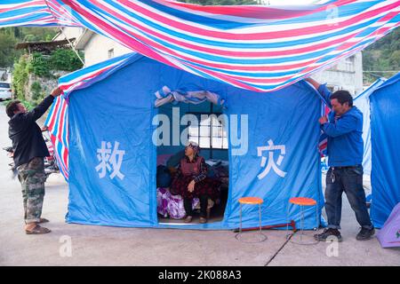 Ya'an, province chinoise du Sichuan. 10th septembre 2022. Les villageois aident une dame aînée à poser un tissu imperméable sur sa tente dans le village de Xingfu du comté de Shimian, dans la province du Sichuan, dans le sud-ouest de la Chine, le 10 septembre 2022. Credit: CAI Yang/Xinhua/Alay Live News Banque D'Images