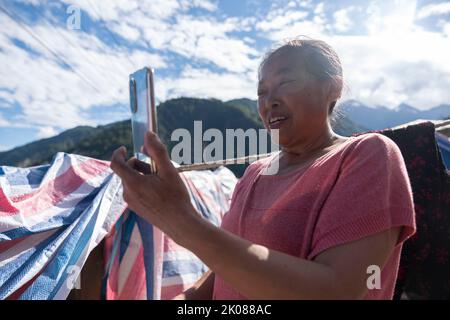 Ya'an, province chinoise du Sichuan. 10th septembre 2022. Un villageois parle avec sa famille via vedio LINK après la mise en place d'une station portable par satellite dans le village de Xingfu, dans le comté de Shimian, ville de ya'an, dans la province du Sichuan, au sud-ouest de la Chine, le 10 septembre 2022. Credit: CAI Yang/Xinhua/Alay Live News Banque D'Images