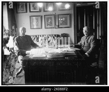 Hugh L. Scott & amp; Tasker H. Bliss au bureau, entre 1910 et 1920. Le général de division Hugh Lenox Scott, surintendant de West point, et le général Tasker Howard Bliss, diplomate impliqué dans les négociations de paix de la première Guerre mondiale, et l'un des co-signataires du Traité de Versailles. Scott a été chef d'état-major de l'armée des États-Unis de 1914 à 1917; Bliss a pris la relève et a servi de 1917 à 1918. Banque D'Images