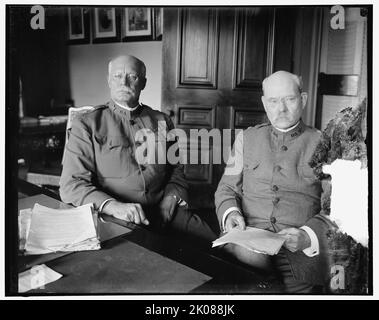 Hugh L. Scott & amp; Tasker H. Bliss au bureau, entre 1910 et 1920. Le général de division Hugh Lenox Scott, surintendant de West point, et le général Tasker Howard Bliss, diplomate impliqué dans les négociations de paix de la première Guerre mondiale, et l'un des co-signataires du Traité de Versailles. Scott a été chef d'état-major de l'armée des États-Unis de 1914 à 1917; Bliss a pris la relève et a servi de 1917 à 1918. Banque D'Images