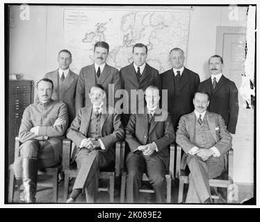 B. Clarkson et amp; grp, entre 1910 et 1920. L'auteur et publiciste AMÉRICAIN Grosvenor B. Clarkson (assis, 2nd à gauche) a été directeur du Conseil de la Défense nationale pendant la première Guerre mondiale. Notez la carte de l'Europe du Nord sur le mur derrière. Banque D'Images