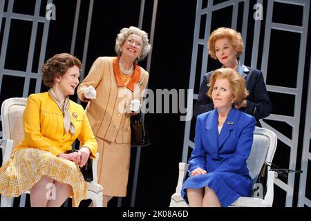 l-r: Lucy Robinson (Liz - Jeune Reine), Marion Bailey (Q - plus ancienne Reine), (arrière) Stella Gonet (T - plus ancienne Thatcher), Fenella Woolgar (Mags - plus jeune Thatcher) à HANDBAGGED par Moira Buffini au Vaudeville Theatre, Londres WC2 10/04/2014 a Tricycle Theatre, Londres NW6 2013 conception de production: Richard Kent Lighting: Oliver Fenwick directeur: Indhu Rubasingham Banque D'Images