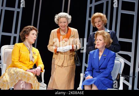 l-r: Lucy Robinson (Liz - Jeune Reine), Marion Bailey (Q - plus ancienne Reine), (arrière) Stella Gonet (T - plus ancienne Thatcher), Fenella Woolgar (Mags - plus jeune Thatcher) à HANDBAGGED par Moira Buffini au Vaudeville Theatre, Londres WC2 10/04/2014 a Tricycle Theatre, Londres NW6 2013 conception de production: Richard Kent Lighting: Oliver Fenwick directeur: Indhu Rubasingham Banque D'Images