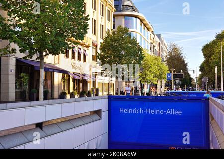 Station de métro Heinrich-Heine-Allee dans le centre-ville de Düsseldorf/Allemagne. C'est l'une des gares centrales et les plus fréquentées de Düsseldorf. Banque D'Images