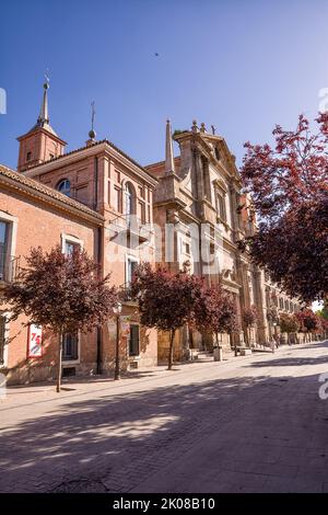 Alcala de Henares, Espagne - 19 juin 2022:façade de l'église parroquia Santa María la Mayor à Alcalà Banque D'Images