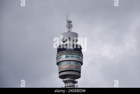Londres, Royaume-Uni. 9th septembre 2022. BT Tower affiche un hommage à la mort de la reine Elizabeth II, âgée de 96 ans. Banque D'Images