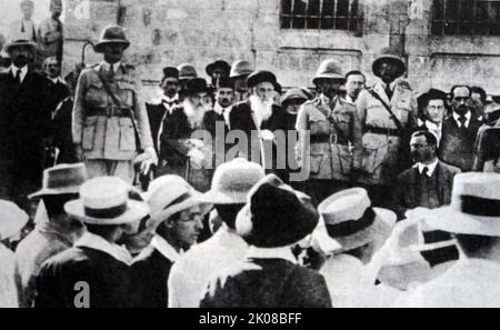 Chaim Weizman et le général Edmund Henry Hynman Allenby avec les deux grands rabbins à Jérusalem en 1919. Chaim Azriel Weizmann (27 novembre 1874 - 9 novembre 1952) est un biochimiste né en Russie, un dirigeant sioniste et un homme d'État israélien qui a servi comme président de l'Organisation sioniste et plus tard comme premier président d'Israël. Le maréchal Edmund Henry Hynman Allenby, 1st le vicomte Allenby, GCB, GCMG, GCVO (23 avril 1861 - 14 mai 1936) était un soldat anglais et gouverneur impérial britannique. Il a dirigé la Force expéditionnaire égyptienne (FEE) de l'Empire britannique pendant la campagne contre le Sinaï et la Palestine Banque D'Images