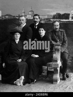 Catherine Schneider, comte Ilya Tatishchev, Pierre Gilliard, comtesse Anastasia Hendrikova, prince Vasily Dolgorukov. Henrietta Catharina Luisa Schneider (20 janvier 1856 - 4 septembre 1918) était un tuteur allemand balte à la cour de Tsar Nicholas II et de Tsarina Alexandra. Schneider a été assassiné par les bolcheviks à Perm à l'automne 1918. Le comte Ilya Leonidovitch Tatischev (11 décembre 1859 - juillet 1918) était un noble russe et un général adjutant du tsar Nicholas II Il a été exécuté par les bolcheviks et canonisé dans l'Église orthodoxe russe hors de Russie comme nouveau martyr. Pierre Gilliard ( Banque D'Images