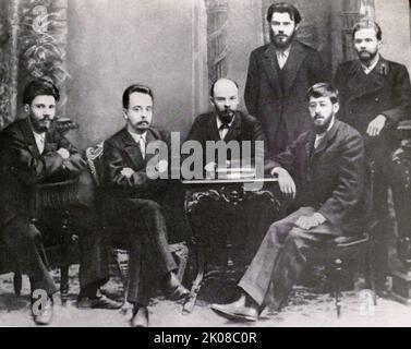 Un groupe de révolutionnaires dont Lénine (au centre) et Martov (à sa droite). 1895. Vladimir Ilyich Ulyanov (22 avril 1870 - 21 janvier 1924), mieux connu sous le nom de Vladimir Lénine, était un révolutionnaire russe, un politicien et un théoricien politique. Il a été le premier et fondateur chef de gouvernement de la Russie soviétique de 1917 à 1924 et de l'Union soviétique de 1922 à 1924. Sous son administration, la Russie, et plus tard l'Union soviétique, devint un État socialiste à parti unique gouverné par le Parti communiste. Idéologiquement marxiste, ses développements à l'idéologie sont appelés léninisme. Julius Martov ou Banque D'Images