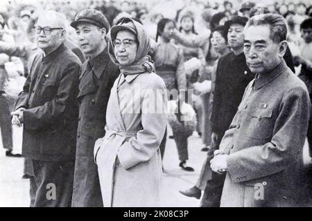 Chiang CH'ing supervise une réception pour les diplomates chinois en 1974. De gauche à droite : Yeh Chien-ying (vice-président de la Commission des affaires militaires), Wang Hung-wen, Yao Wen-yuan et Chou en-lai. Jiang Qing (19 mars 1914 - 14 mai 1991), également connue sous le nom de Madame Mao, était une révolutionnaire communiste chinoise, actrice et figure politique majeure pendant la Révolution culturelle (1966-1976). Elle a été la quatrième femme de Mao Tsé-toung, le président du Parti communiste et le leader paramount de la Chine Banque D'Images