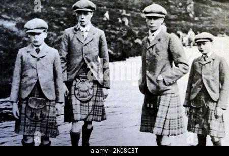 Prince Edward avec ses frères George, Bertie et Henry dans Scottish loch. Edward VIII (Edward Albert Christian George Andrew Patrick David; 23 juin 1894 - 28 mai 1972) fut roi du Royaume-Uni et dominions de l'Empire britannique et empereur de l'Inde du 20 janvier 1936 jusqu'à son abdication en décembre de la même année Banque D'Images