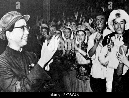 Chiang CH'ing avec des joueurs qui l'ont suivie du Parti révolutionnaire populaire pendant la révolution culturelle en Chine. Jiang Qing (19 mars 1914 - 14 mai 1991), également connue sous le nom de Madame Mao, était une révolutionnaire communiste chinoise, actrice et figure politique majeure pendant la Révolution culturelle (1966-1976). Elle a été la quatrième femme de Mao Tsé-toung, le président du Parti communiste et le leader paramount de la Chine Banque D'Images