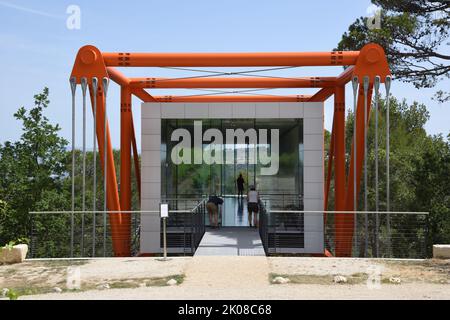 Hi Tech cadre métallique ou cadre de la galerie d'exposition Richard Rogers (construite en 2021) domaine la Coste ou Château la Coste Provence France Banque D'Images