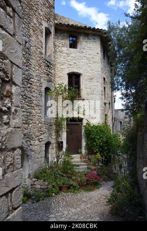 Ancienne Maison en pierre ou Maison de village dans le Vieux Village Oppède-le-Vieux Oppède Luberon Vaucluse Provence France Banque D'Images