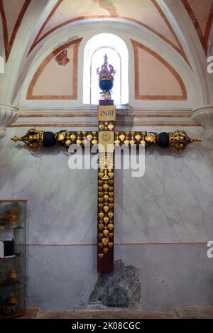 Mission Croix à l'intérieur d'une chapelle dans l'église romane de c16th du Nord Dame Dalidon Oppède le Vieux Luberon Vaucluse Provence France Banque D'Images