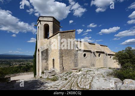 c16th Église romane de notre Dame Dalidon construite sur un affleurement rocheux ou rocheux dans le vieux village d'Oppède le Vieux Luberon Vaucluse Provence France Banque D'Images