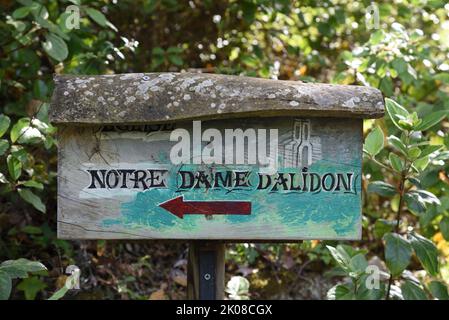 Panneau rustique ou direction panneau à l'église romane de c16th de notre Dame Dalidon Oppède le Vieux Luberon Vaucluse Provence France Banque D'Images