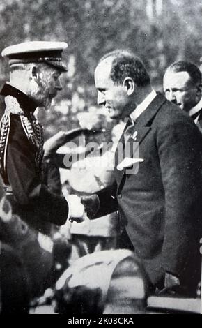 Le roi George rencontre Mussolini à Rome en 1923. Benito Amilcare Andrea Mussolini (29 juillet 1883 - 28 avril 1945) est un politicien italien qui a fondé et dirigé le Parti national fasciste. Il a été Premier ministre de l'Italie de la Marche sur Rome en 1922 jusqu'à son dépôt en 1943, et 'Duce' du fascisme italien de l'établissement des fasces italiennes de combat en 1919 jusqu'à son exécution en 1945 par les partisans italiens. George VI (Albert Frederick Arthur George; 14 décembre 1895 - 6 février 1952) fut roi du Royaume-Uni et des dominions du Commonwealth britannique du 11 décembre 1936 unti Banque D'Images