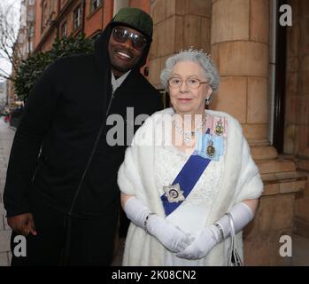 Photo du dossier datée du 14/1/2013, du boxeur Dereck Chisora avec Mary Reynolds. La consonance de la reine Elizabeth II a déclaré qu'elle quittait son emploi après 34 ans « par respect » après la mort du monarque, mais qu'elle gardera toujours ses tenues à la mémoire d'une femme qui « se sentait comme une partie de la famille ». Reynolds, 89 ans, qui vit à Epping, dans l'Essex, est d'abord devenue un looklise en 1988, mais a d'abord été dit qu'elle ressemblait au dernier monarque quand elle avait 17 ans. Date de publication : samedi 10 septembre 2022. Banque D'Images