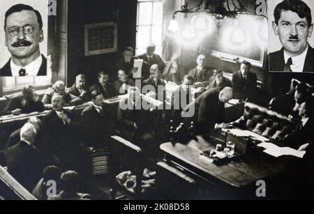 Le traité anglo-irlandais a été signé à Londres le 6 décembre 1921 et Dail Eireann a voté pour approuver le traité le 7 janvier 1922, à la suite d'un débat qui s'est tenu jusqu'à la fin de décembre 1921 et jusqu'en janvier 1922. Le vote a été de 64 voix pour, 57 contre, le Ceann Comhairle et 3 autres n'ayant pas voté. Le parti Sinn Fein s'est divisé en deux parties opposées à la suite du vote du Traité, qui a conduit à la guerre civile irlandaise de juin 1922 à mai 1923 Banque D'Images