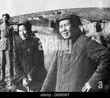 Chiang CH'ing et Mao dans les collines de Yenan. Jiang Qing (19 mars 1914 - 14 mai 1991), également connue sous le nom de Madame Mao, était une révolutionnaire communiste chinoise, actrice et figure politique majeure pendant la Révolution culturelle (1966-1976). Elle a été la quatrième femme de Mao Tsé-toung, le président du Parti communiste et le leader paramount de la Chine Banque D'Images