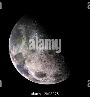 Photographie montrant les coups de cratère des impacts sur la surface de la Lune. 2022 Banque D'Images