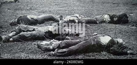 Corps de morts fédéraux sur le champ de bataille de Gettysfield pendant la guerre de Sécession (12 avril 1861 - 9 mai 1865). La campagne de Gettysburg a été une invasion militaire de la Pennsylvanie par la principale armée confédérée sous la direction du général Robert E. Lee à l'été 1863 Banque D'Images