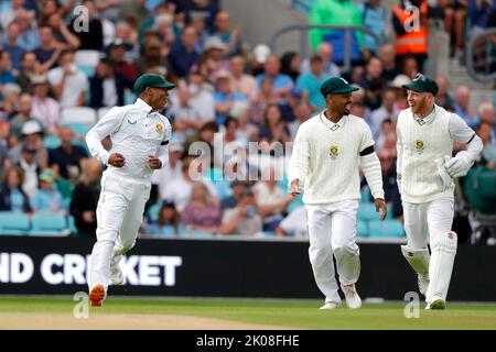 Keegan Petersen, d'Afrique du Sud, célèbre après avoir pris la photo de Joe Root en Angleterre avec ses coéquipiers lors du troisième LV= Insurance Test Day 3 de 5 Angleterre contre Afrique du Sud au Kia Oval, Londres, Royaume-Uni, 10th septembre 2022 (photo de Ben Whitley/News Images) à Londres, Royaume-Uni, le 9/10/2022. (Photo de Ben Whitley/News Images/Sipa USA) Banque D'Images