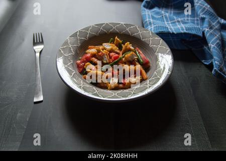 Aliments cuits chapelure et légumes dans un bol. Gros plan Banque D'Images