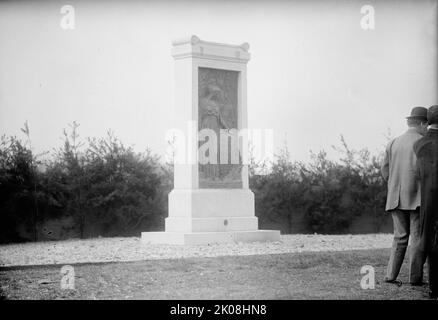 Marine Academy, U.S. Soldiers and marins Monument, [Annapolis, Maryland], 1910. [Le monument français rend hommage aux soldats et marins français inconnus qui ont été enterrés sur les rives de College Creek pendant la guerre d'indépendance américaine. La bataille du Chesapeake de 1781 a été une victoire navale française sur une flotte britannique qui a eu lieu à l'extérieur de la baie de Chesapeake, au large de la côte est de ce qui est maintenant les États-Unis. Le monument, du sculpteur J. MaxwellMiller, a été dédié par le président William H. Taft en avril 1911. Il se trouve sur ce qui est maintenant le campus du Saint John's College, anciennement le site d'un hospice de campagne Banque D'Images