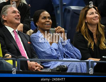 Queens, NY, États-Unis. 09th septembre 2022. **NO NY JOURNAUX** l'ancienne première dame Michelle Obama est vue regarder Frances Tiafoe contre Carlos Alcaraz lors du match de demi-finale à l'US Open 2022 au Centre national de tennis de l'USTA Billie Jean King sur 9 septembre 2022 à Queens, New York. Crédit : Mpi04/Media Punch/Alamy Live News Banque D'Images