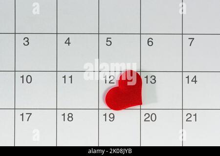 Forme de coeur rouge à la date du 12th jour dans le calendrier. Banque D'Images