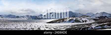 Changement de saison dans les hauts plateaux islandais. Montagnes colorées de Landmannalaugar sous la neige en automne. Lac Frostastastastadavatn au pied du moun Banque D'Images