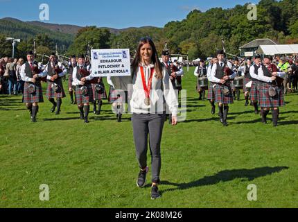 Pitlochry, Perth et Kinross, Écosse, Royaume-Uni. 10th septembre 2022. 170th Pitlochry Highland Games. Eve Muirhead Médaille d'or olympique le curler mène les groupes de tuyaux Erradour, Pitlochry et Blair Atholl dans l'arène. Les derniers Jeux des Highlands de 2022. Crédit : Arch White/alamy Live News. Banque D'Images