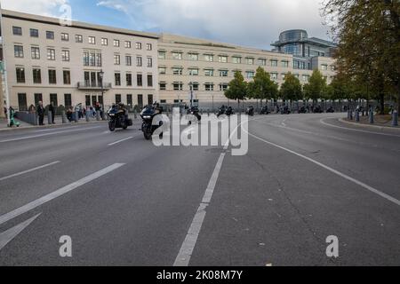 Des membres des clubs de moto Outlaw ont envahi plusieurs rues de Berlin sur 10 septembre 2022 pour protester contre l'interdiction des badges. Des membres de Hells Angels et d'autres clubs de moto ont participé à la manifestation contre cette loi. En vertu de la loi, qui est en vigueur depuis 2017, les Hells Angels ne sont plus autorisés à afficher en public des insignes de club tels que le crâne ailé. De nombreux clubs ont tenté de intenter une action en justice contre cette décision. Cependant, la Cour constitutionnelle fédérale l'a rejeté à l'époque. Entre autres, l'interdiction touche le Hells Angels MC et ses groupes affiliés Red Devils MC, MG 8 Banque D'Images