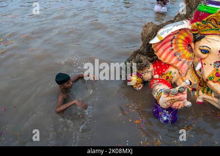 9 septembre 2022, New Delhi, Delhi, Inde: Les dévotés immergent le Dieu hindou Lord Ganesh idol dans l'étang d'eau organisé par le gouvernement de Delhi le dernier jour du festival Ganesh Chaturthi à Kalindi Kunj Ghat on 09 septembre 2022, à New Delhi, en Inde. (Credit image: © Mohsin Javed/Pacific Press via ZUMA Press Wire) Banque D'Images